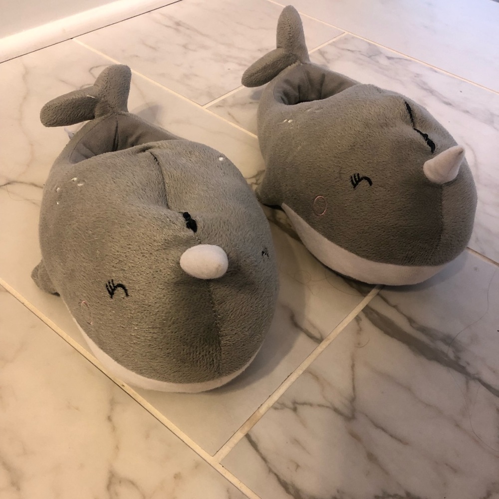 SMOKO heated narwhale slippers. Fits size 7//8